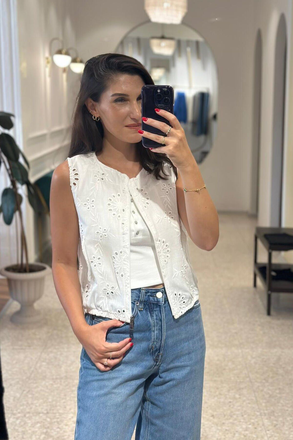 Beyaz Fistolu Fermuar Kapamalı Yelek