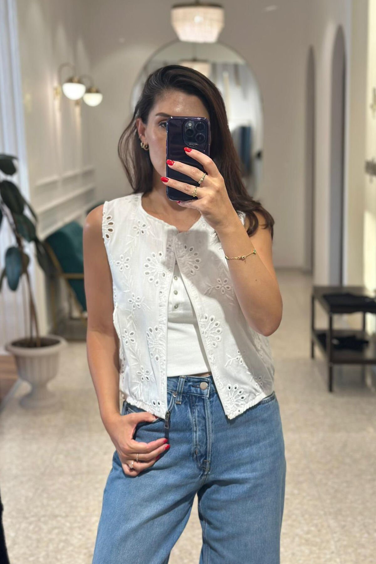 Beyaz Fistolu Fermuar Kapamalı Yelek