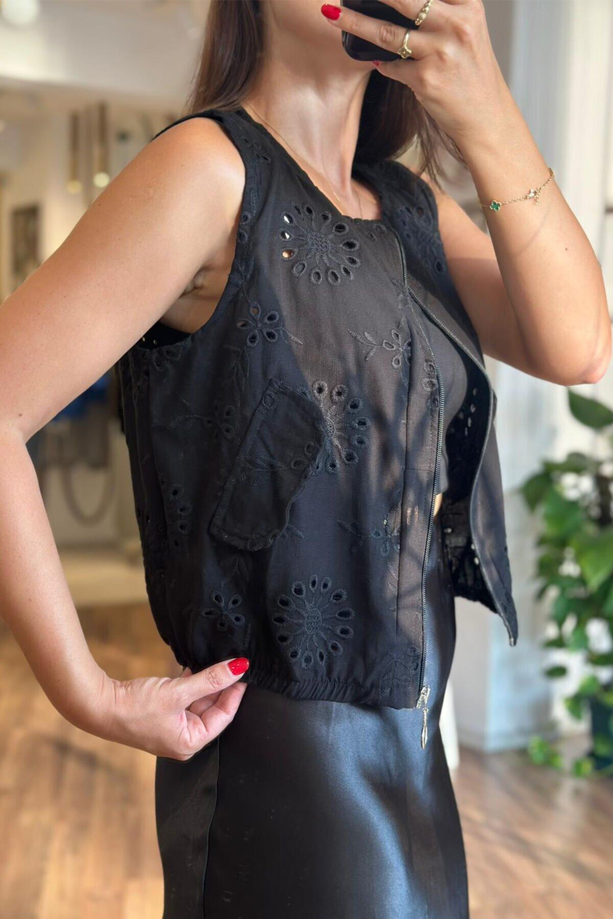 Siyah Fistolu Fermuar Kapamalı Yelek