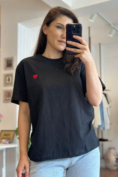 Siyah Kalp Nakış Detaylı Bisiklet Yaka T-shirt