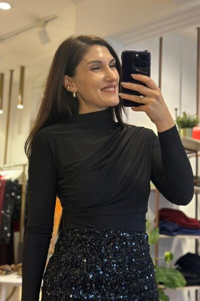 Siyah Drapeli Uzun Kollu Bluz