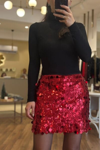 Kırmızı İçi Şortlu Pullu Kısa Etek