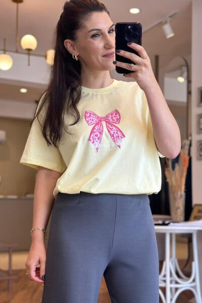 Sarı Fiyonk Desenli Bisiklet Yaka Baskılı T-Shirt