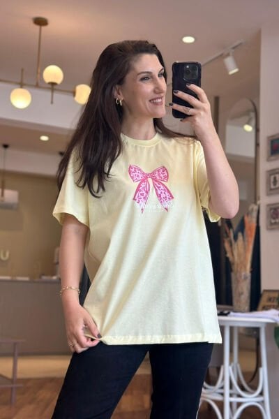Sarı Fiyonk Desenli Bisiklet Yaka Baskılı T-Shirt