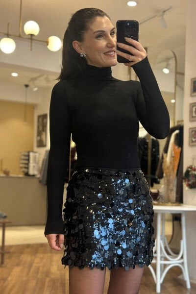 Siyah Pullu İçi Şortlu Kısa Etek