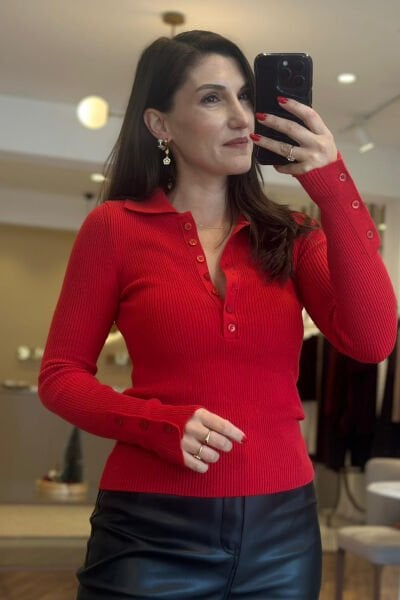 Kırmızı Fitilli Dokuda Önden Düğmeli Standart Beden Triko