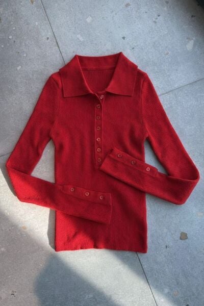 Kırmızı Fitilli Dokuda Önden Düğmeli Standart Beden Triko