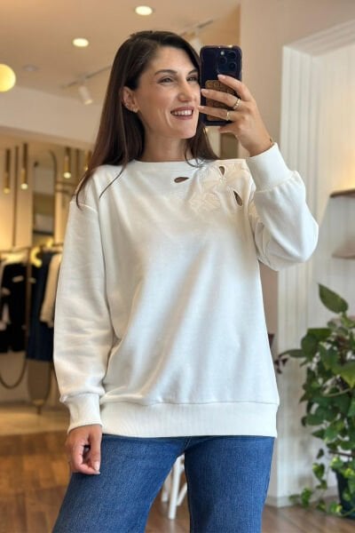 Beyaz Kolları Nakışlı Pamuklu Sweatshirt