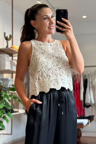 Krem Güpür Dantel İşlemeli Halter Yaka Crop Bluz