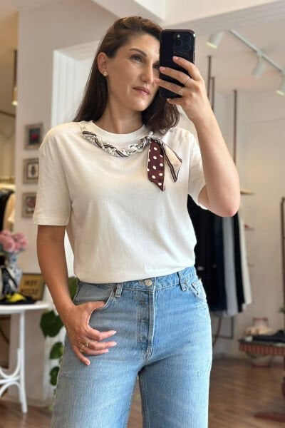 Bordo Fular Ve İnci Detaylı Beyaz  Bisiklet Yaka T-Shirt
