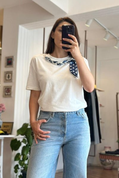 Mavi Fular Ve İnci Detaylı Beyaz Bisiklet Yaka T-Shirt
