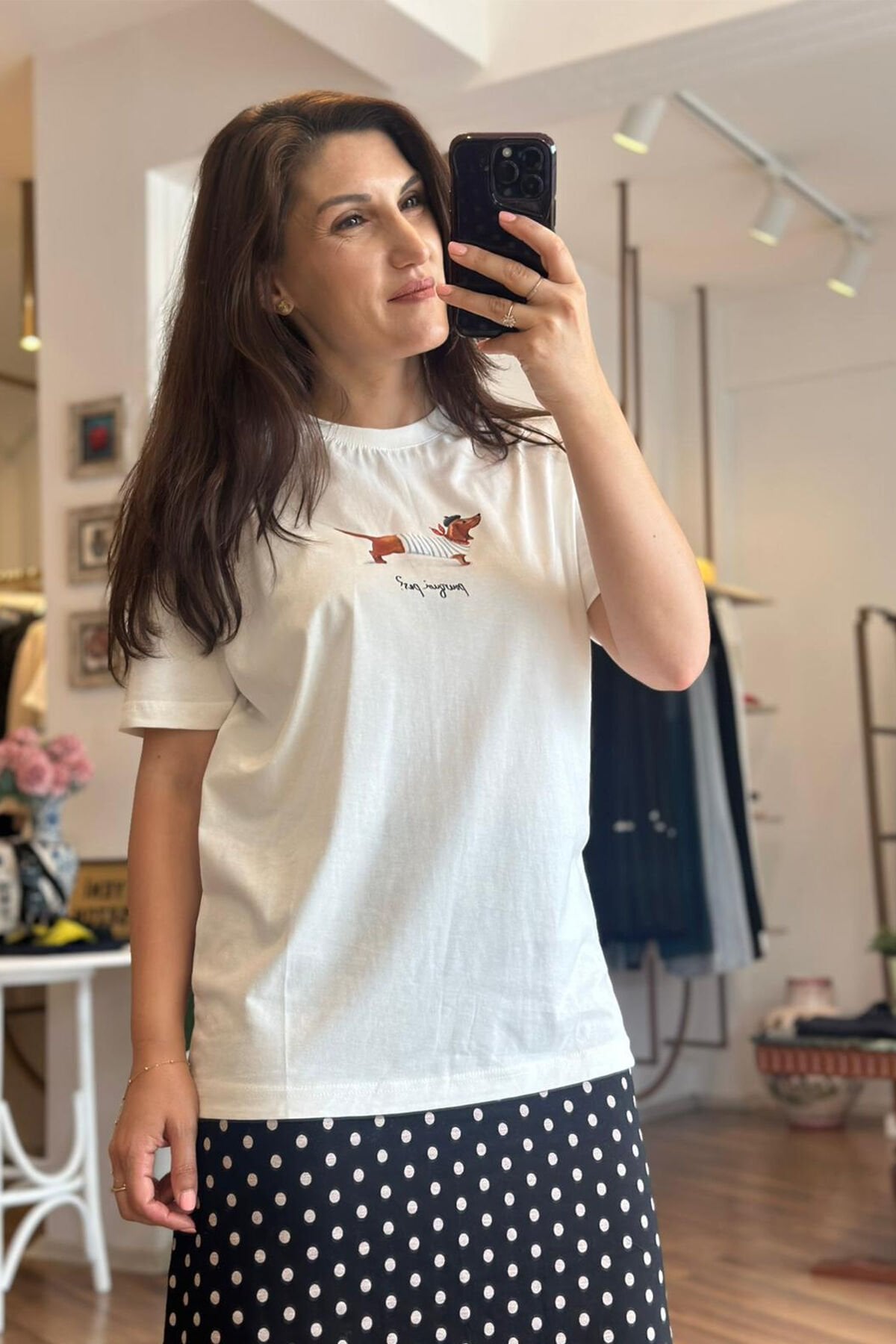 Beyaz Köpek Desenli Bisiklet Yaka T-Shirt
