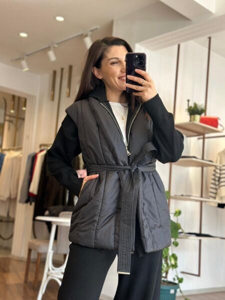 Siyah Triko Detaylı Şişme Yelek