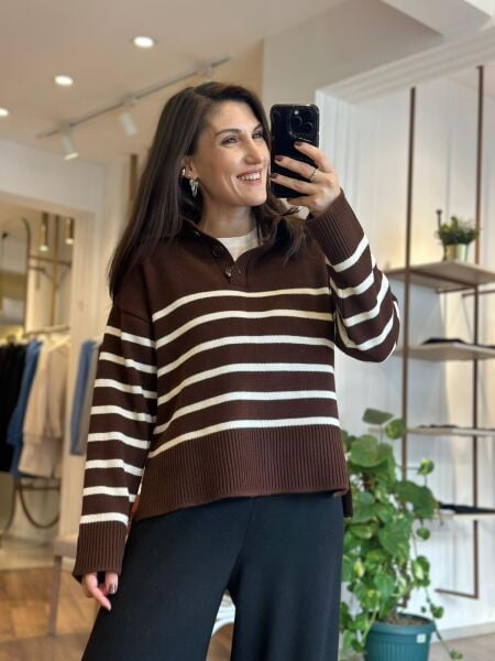 Kahverengi Krem Çizgili Düğme Detaylı Standart Beden Kazak