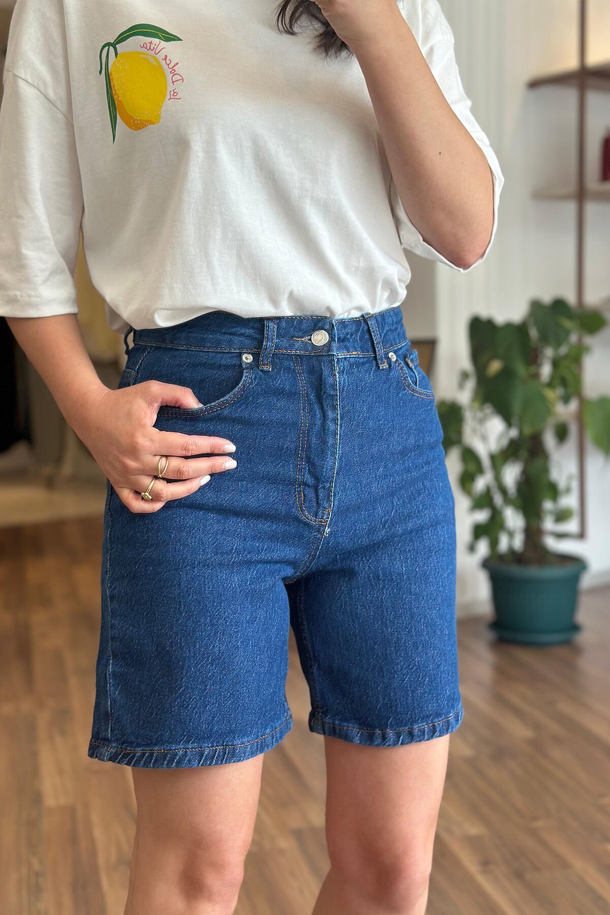 Koyu Mavi Şehir Boy Yüksek Bel Likralı Denim Şort
