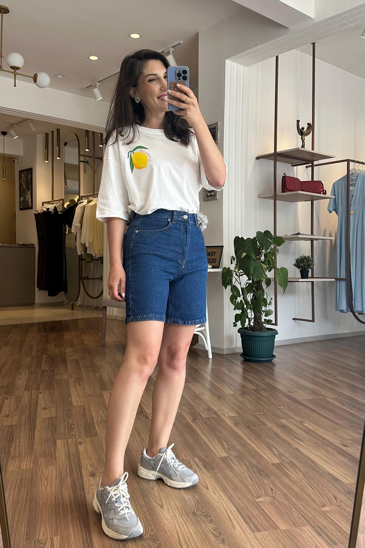 Koyu Mavi Şehir Boy Yüksek Bel Likralı Denim Şort