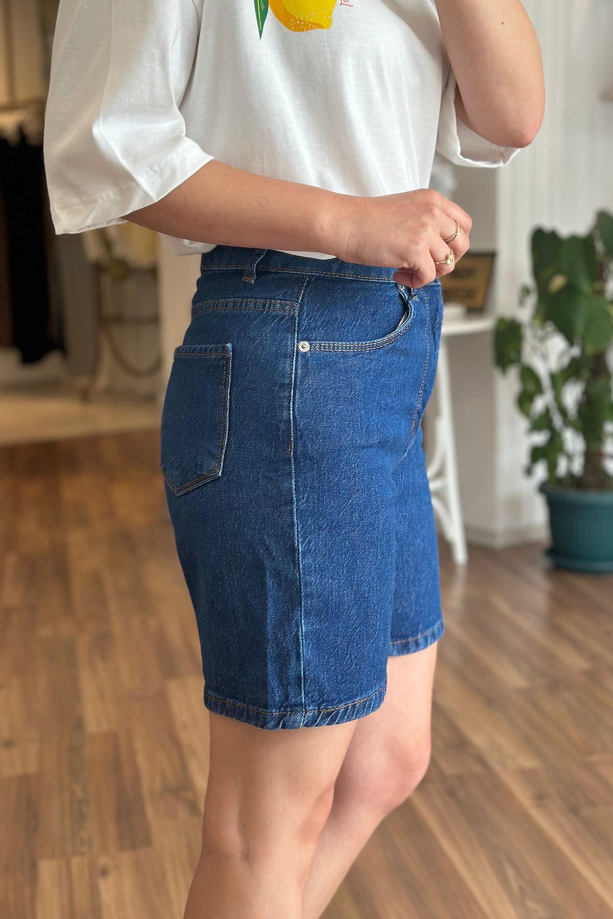 Koyu Mavi Şehir Boy Yüksek Bel Likralı Denim Şort