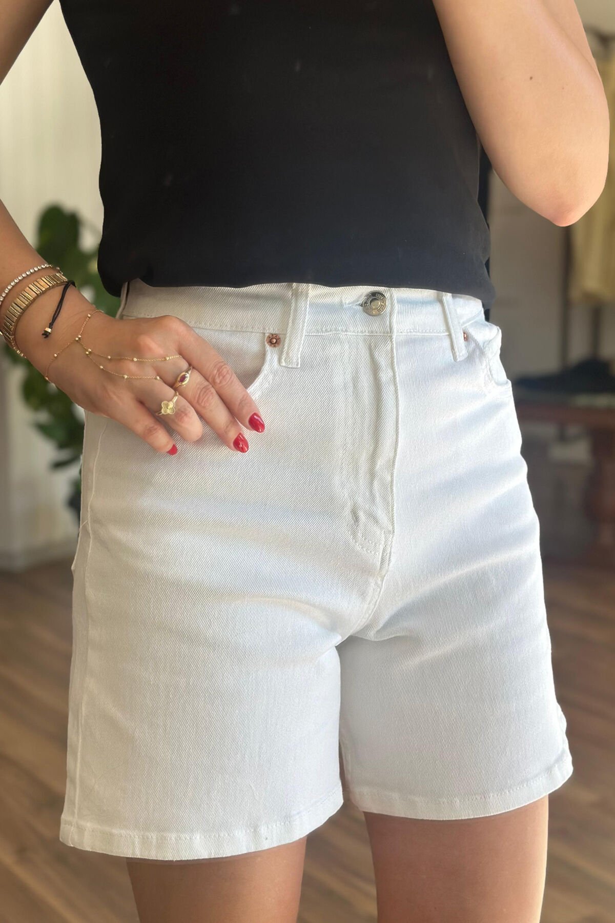 Beyaz Yüksel Bel Likralı Denim Şort
