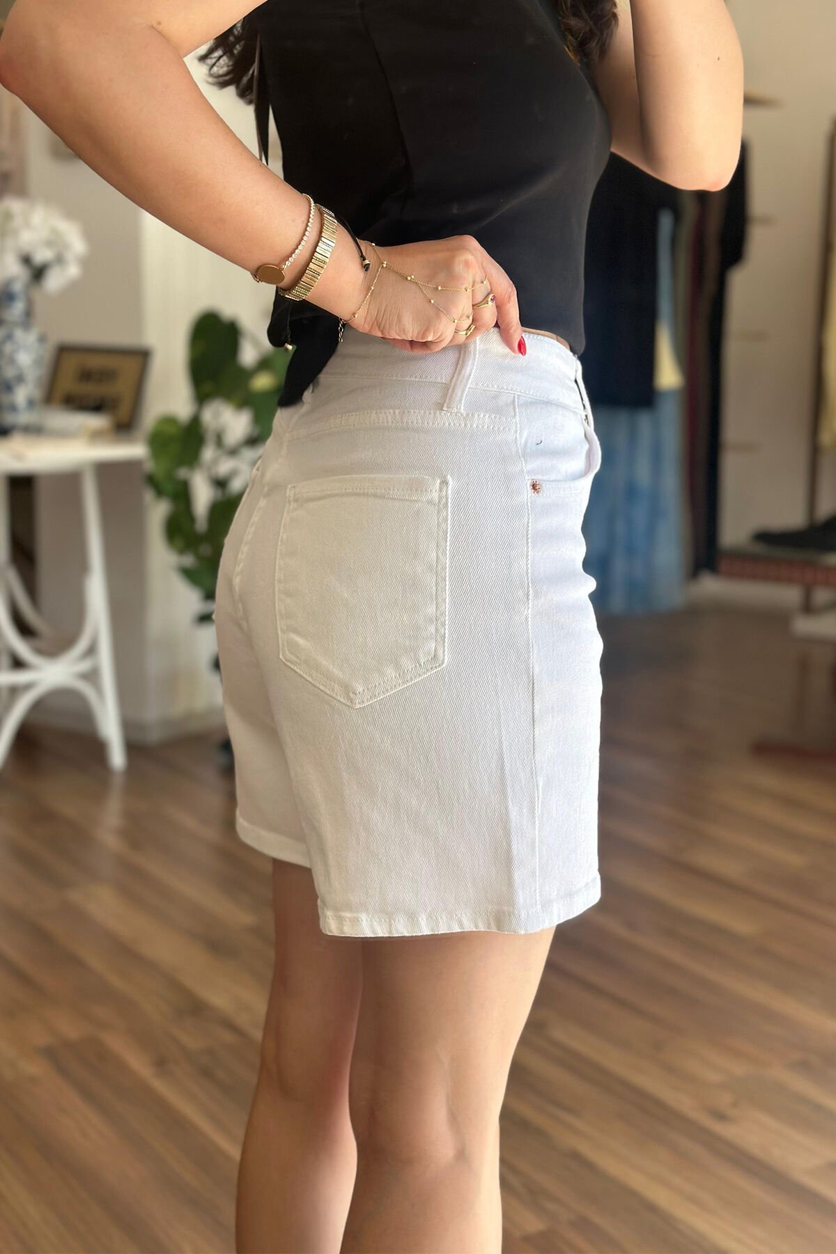 Beyaz Yüksel Bel Likralı Denim Şort