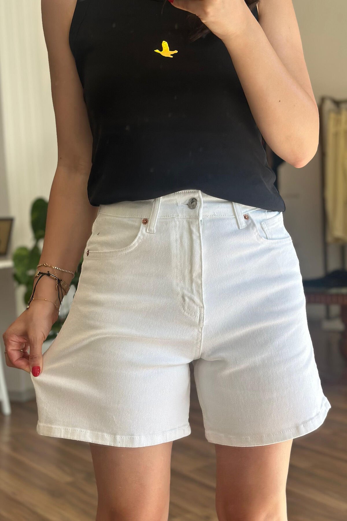 Beyaz Yüksel Bel Likralı Denim Şort