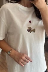 Beyaz Bisiklet Yaka Köpek Nakışlı Pamuklu Tshirt