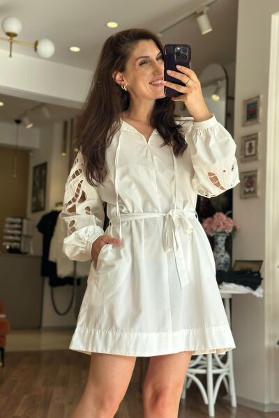 Beyaz Nakışlı Çan Kesim Mini Elbise