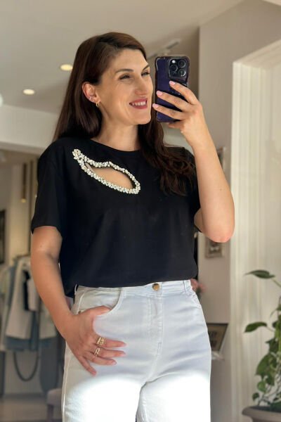 Siyah Taş ve Pencere Detaylı Pamuklu T-Shirt