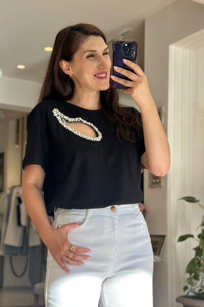 Siyah Taş ve Pencere Detaylı Pamuklu T-Shirt
