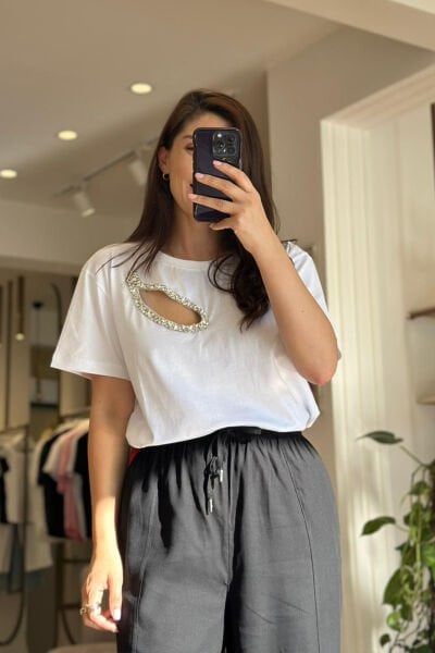 Beyaz Taş ve Pencere Detaylı Pamuklu T-Shirt