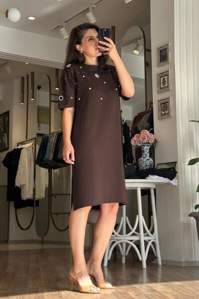 Kahverengi İnci ve Taş Detaylı Modal Kumaş Midi Boy Elbise