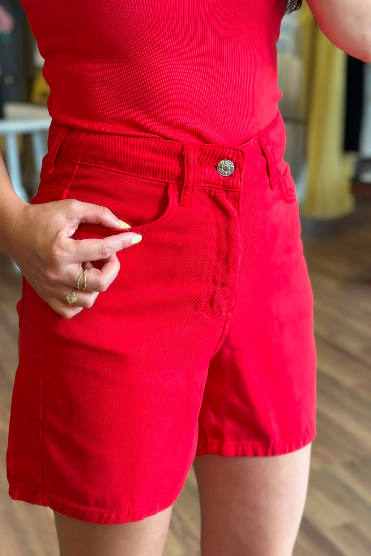 Kırmızı Yumuşak Dokulu Denim Şort