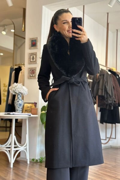 Siyah Yakası Kürklü Kaşe Kaban